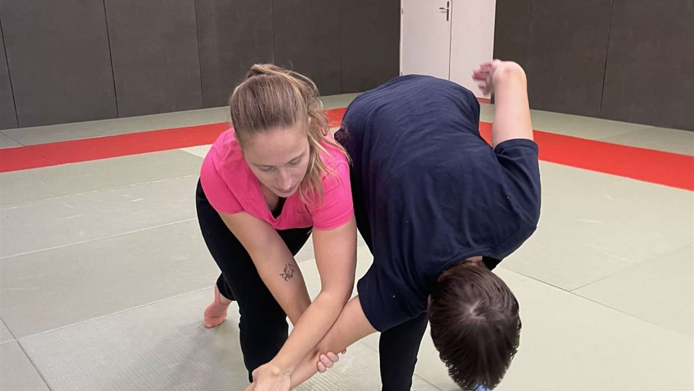 Exercice de Contact-Défense pendant un cours 100% Féminines