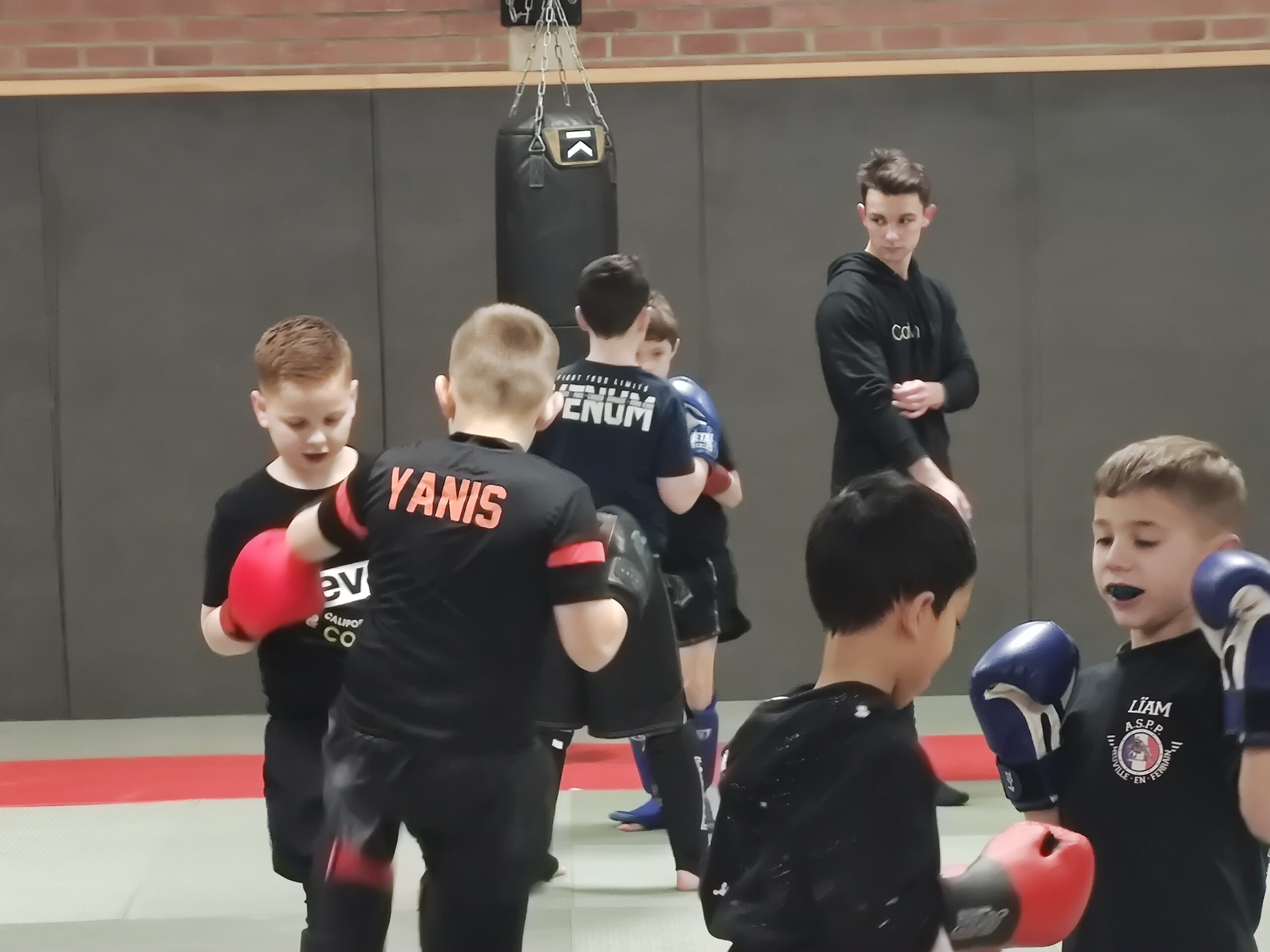 Jeunes en exercice de boxe pieds-poings